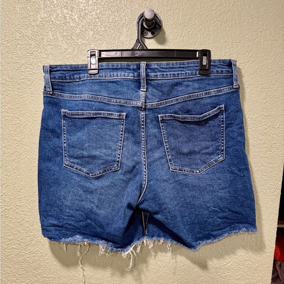GAP Women's Classic Blue Jean Shorts - Picture 3 of 3